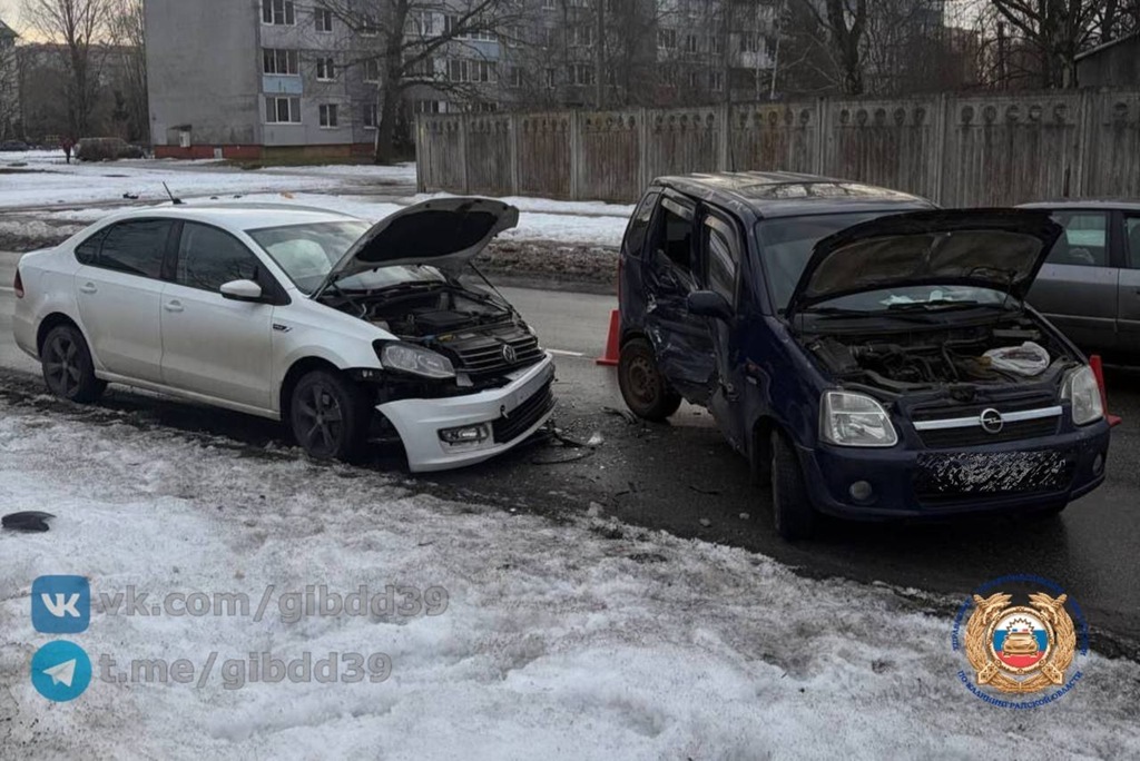 На Муромской столкнулись Opel и Volkswagen: есть пострадавшие