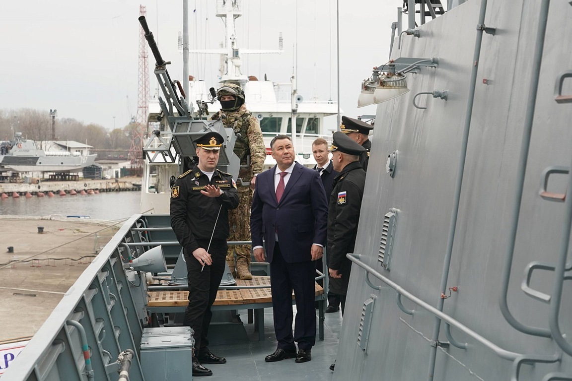 Полпред в СЗФО посетил новый «калибровый» корабль в главной базе Балтфлота
